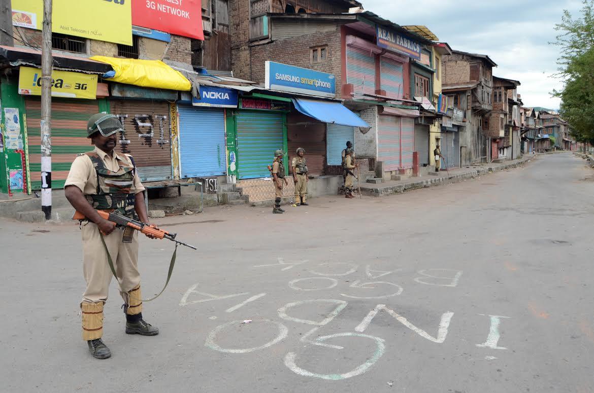 Curfew, shutdown continue on 30th day in Valley
